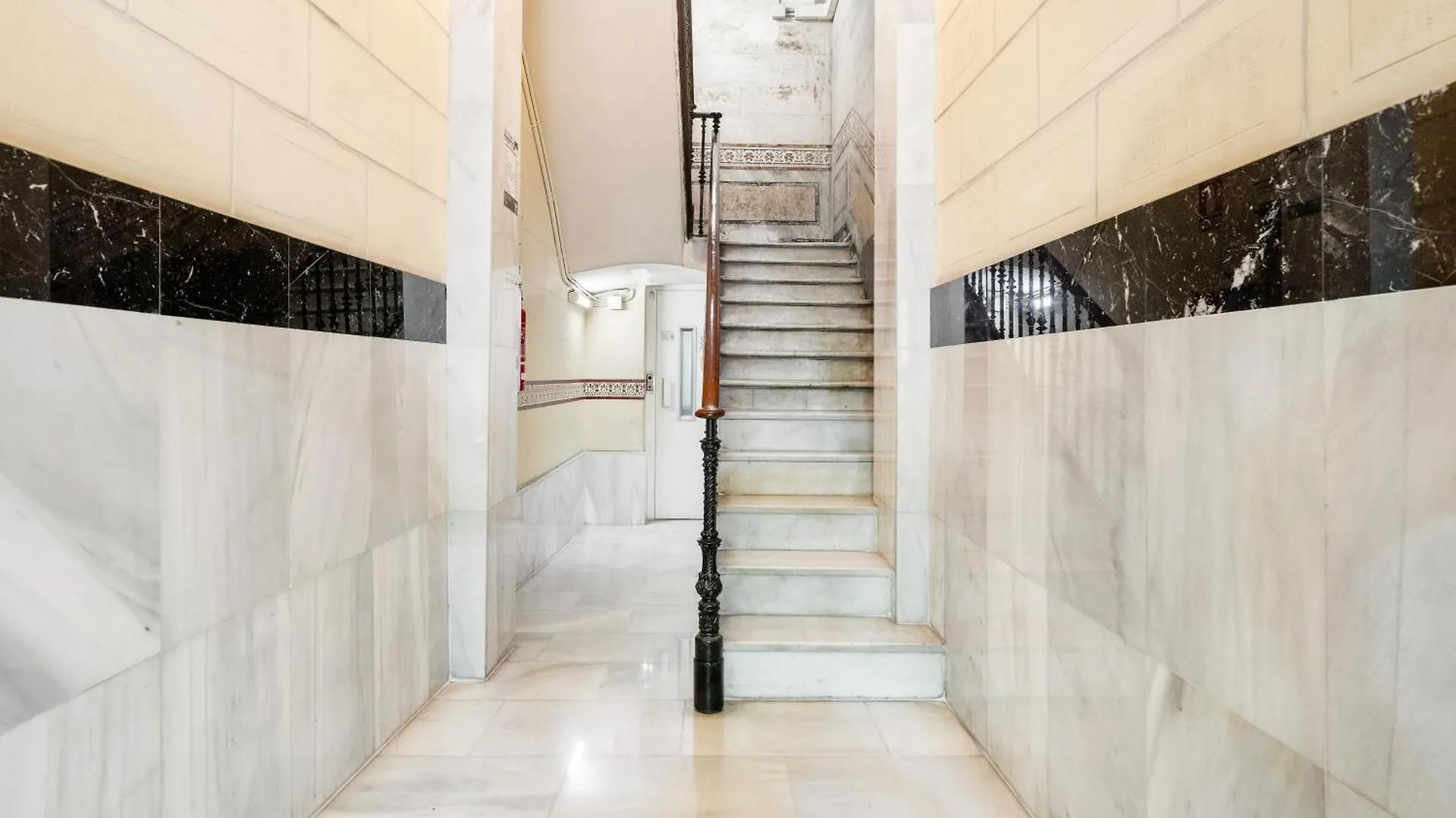 Spacious 5-Bedroom Apartment In Central Barcelona Spanien