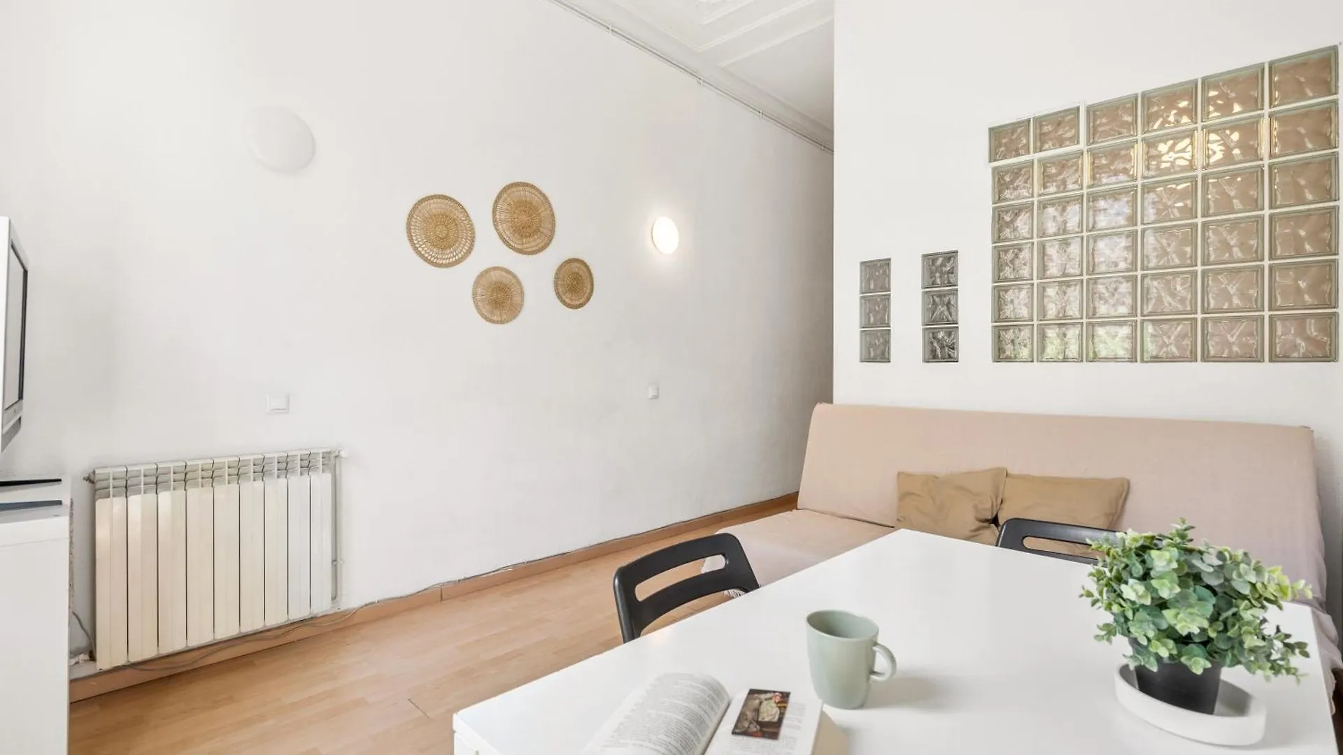 Spacious 5-Bedroom Apartment In Central Barcelona 0*,  Spanien