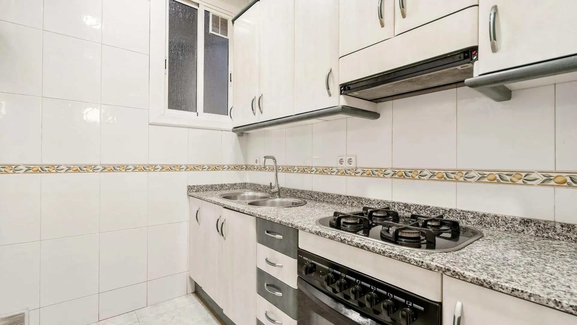 Spacious 5-Bedroom Apartment In Central Barcelona 0*,  Spanien